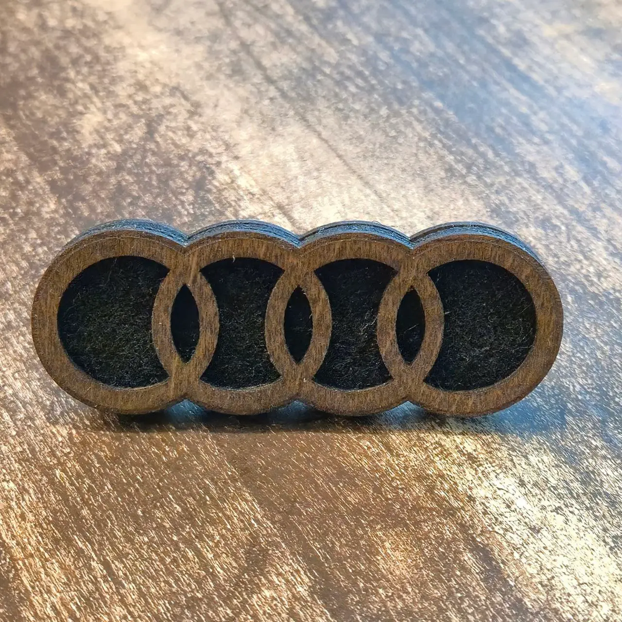 ZAPACH SAMOCHODOWY KLIPS DO NAWIEWU LOGO AUDI